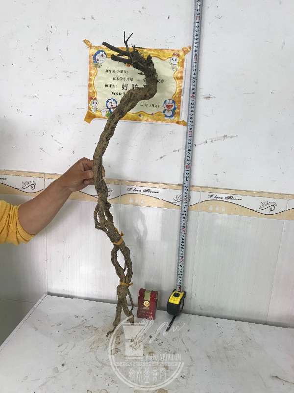 913890